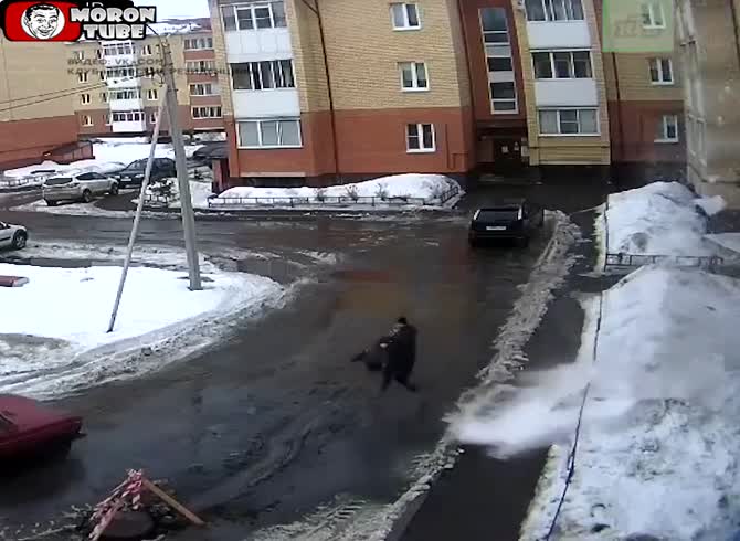 Video :A mother protects her infant from falling snow
